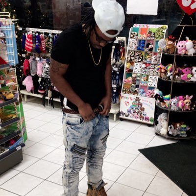 A chill ass brutha trynna meet and greet with new people funny entertaining great to get along with