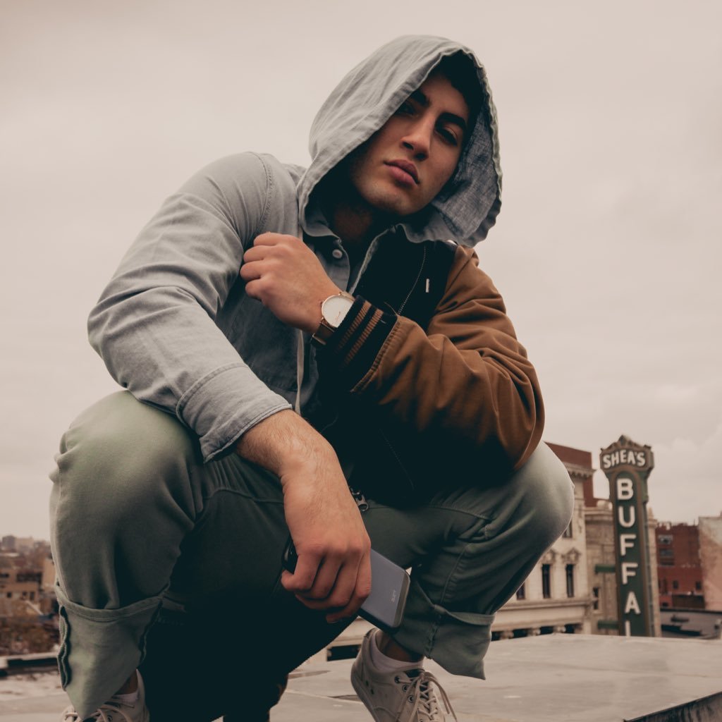 sadecinco's profile picture. A place for random book quotes 📚 & music i drop 🎶