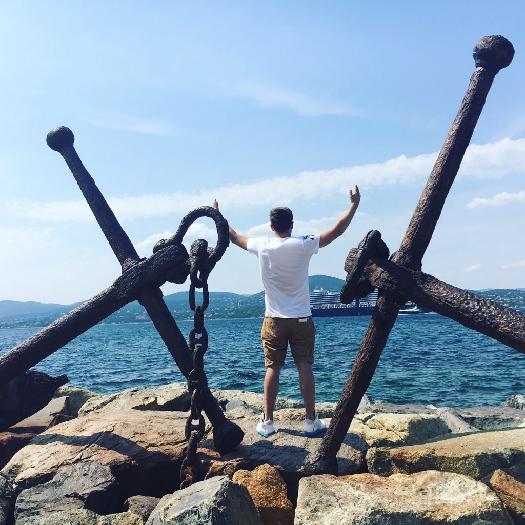 PiotrekJust's profile picture. 🌍💫🥂