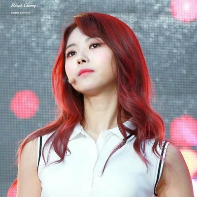 IOI and PRISTIN's tall leader, charming since 1 9 9 5.