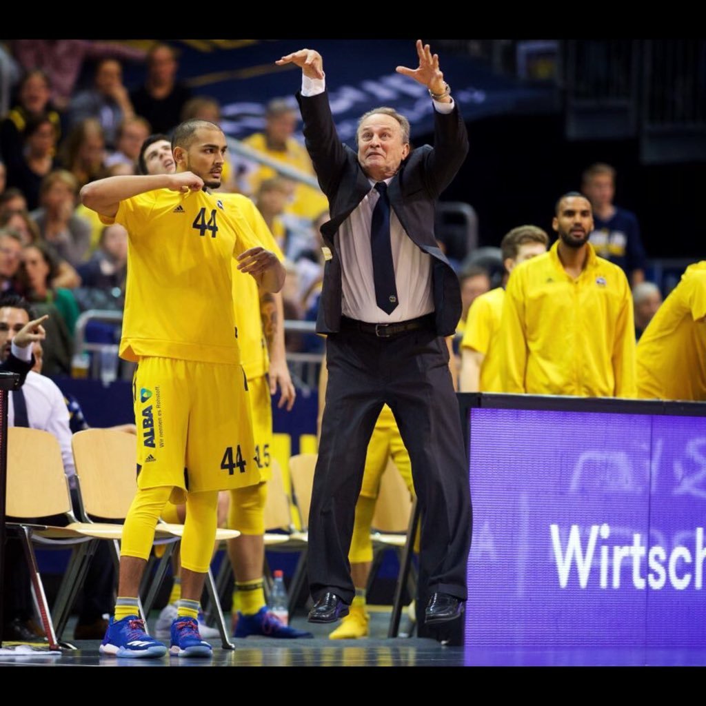 Más de cincuenta años como entrenador de baloncesto