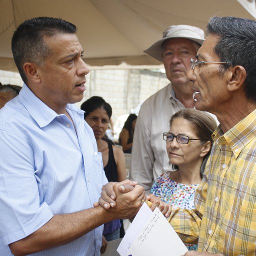 Periodista y Psicólogo. Ex-alcalde de Palavecino en el estado Lara.