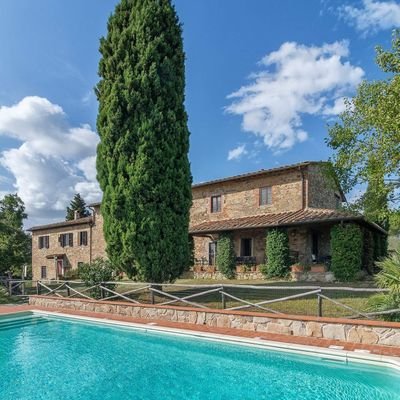 La Tenuta San Vito, 18 km da Firenze, sulle colline del Chianti Colli Fiorentini, unisce da sempre produzioni agricole di qualità con accoglienza agrituristica.