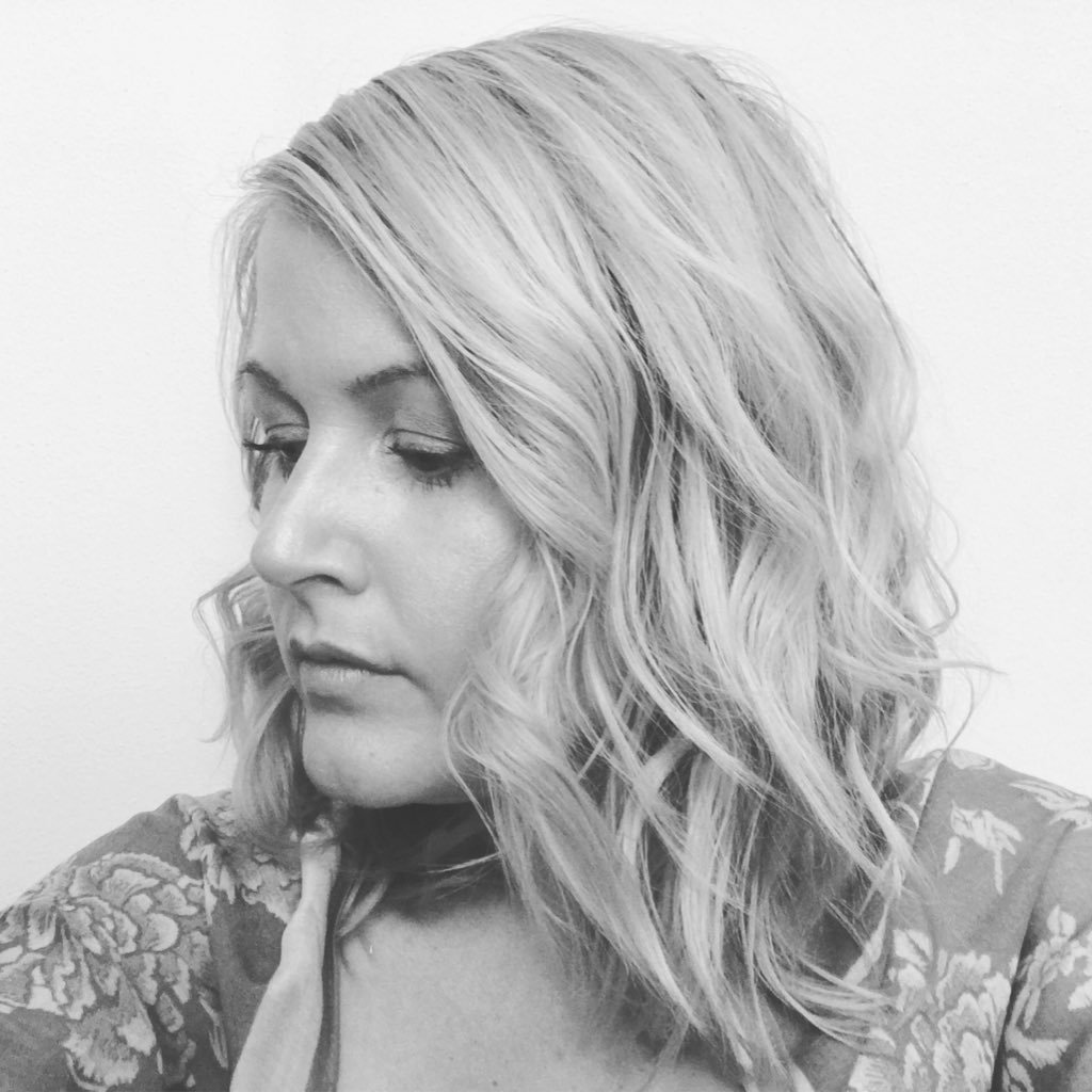 laurahousel's profile picture. •art therapist •yogi •plant eater •nature lover •compassionate fiber artist •rebelle for social action •self lover wannabe •DAZEY Ambassador code DAZEL