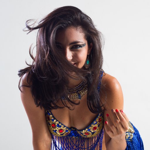 Profesora y Bailarina de Danza Árabe, Danza Oriental  en Cali,direcciona la danza en la mujer para su propio encuentro con la esencia que brilla en ellas mismas