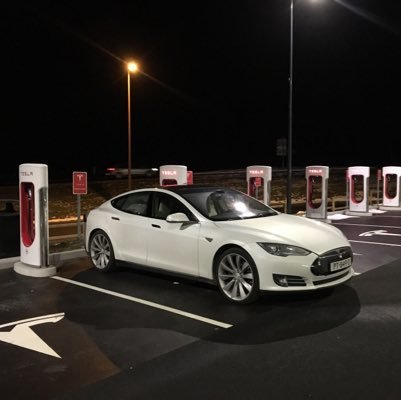 Soy un Tesla Model S P85+ ,CPO nacida en Usa pero criada en Holanda , me he mudado a Málaga donde espero con los años envejecer. BLANCANIEVES me llama mi dueño