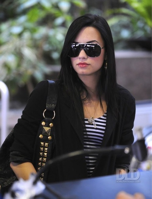 hey !! !! i love Jemi Couple  !! follow me !! :) !!