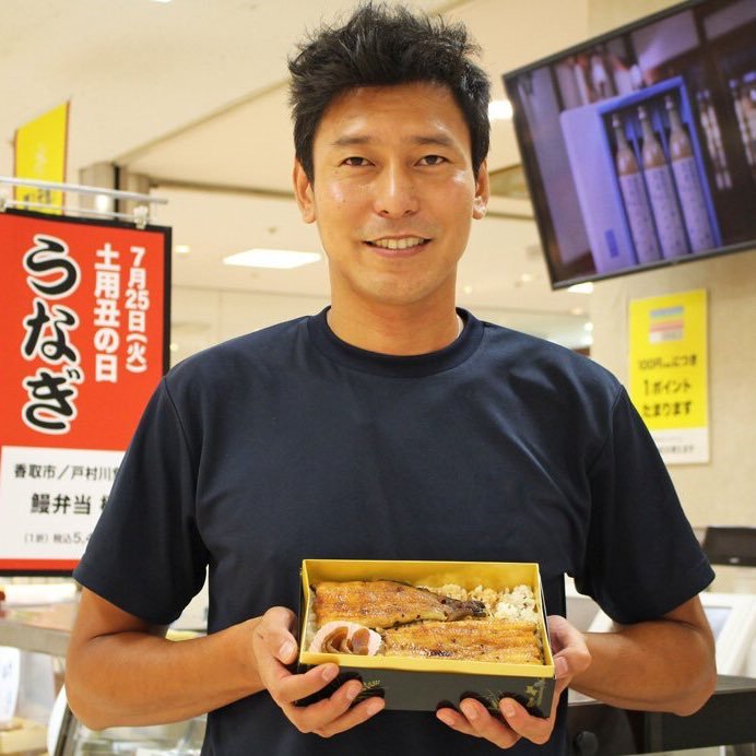 千葉県香取市の戸村川魚店6代目。川魚専門店・うなぎ屋さんで街のお祭りから有名百貨店まで出没して焼いてます。背が大きいです。でも尻の穴は小さいです。ちばらぎの境に国際ボートコース作りながら利根川の天然うなぎも復活させてやる！