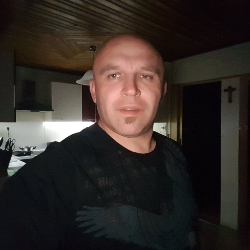 Povprečni SLOVENEC, večni optimist, ljubitelj živali in narave, ter romantik po duši in srcu!!!! SLOVENIJA love you♥ https://t.co/GKoGv7C1fb