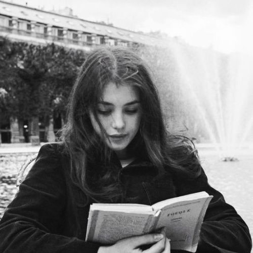 #wearewhatwearereading #ilovepaperback • mon univers consiste des livres que j’ai lus