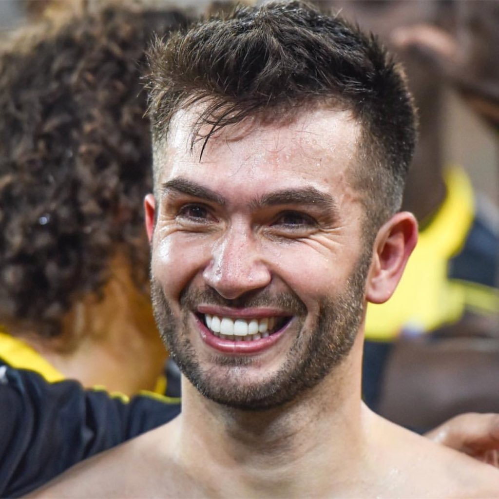 Azeezan493's profile picture. نبرة صُوتك وانت تقول أحبك تجازيني عن ألف شعُور😴