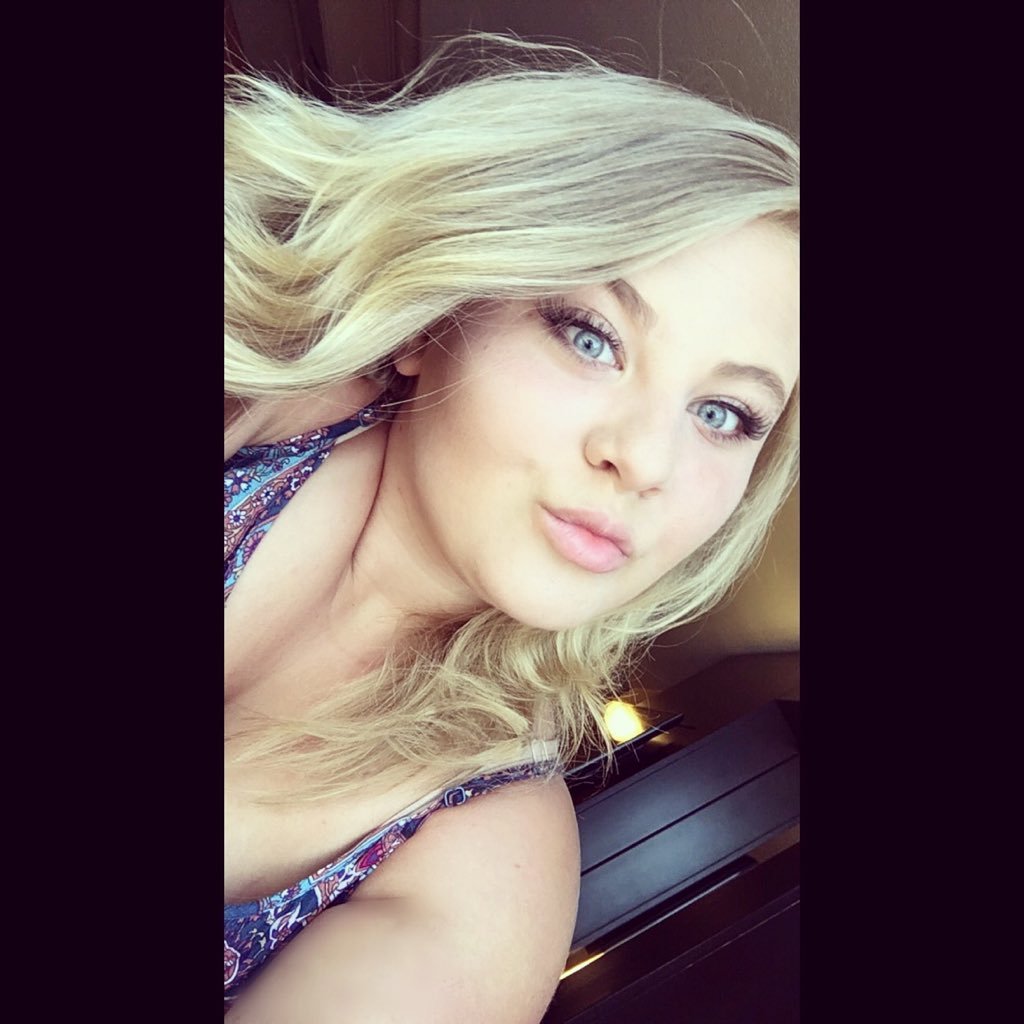 nicholemilyfox2's profile picture. 