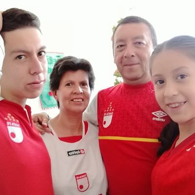 Felizmente Casado, Mis Hijos Lo mejor de mi vida. Gracias a Dios por cada día. Soy del león, soy #campeón. Música 80´s @timbuktree   #HalaMadrid @SantaFe