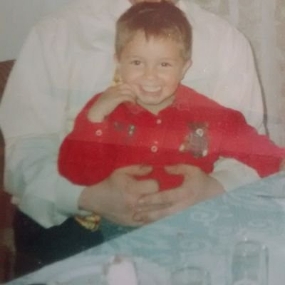 Si no eres feliz es porque te juntas con personas equivocadas // Nadie me hara cambiar sino te gusta te jodes // La musica me supera.