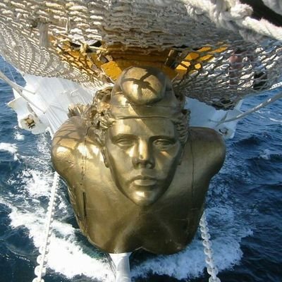 Sencillo, porteño y de AAAJ. De derecha, nacionalista. Cansado de politicos ladrones. Pro 💙 vida. Marino cocido a muelle.