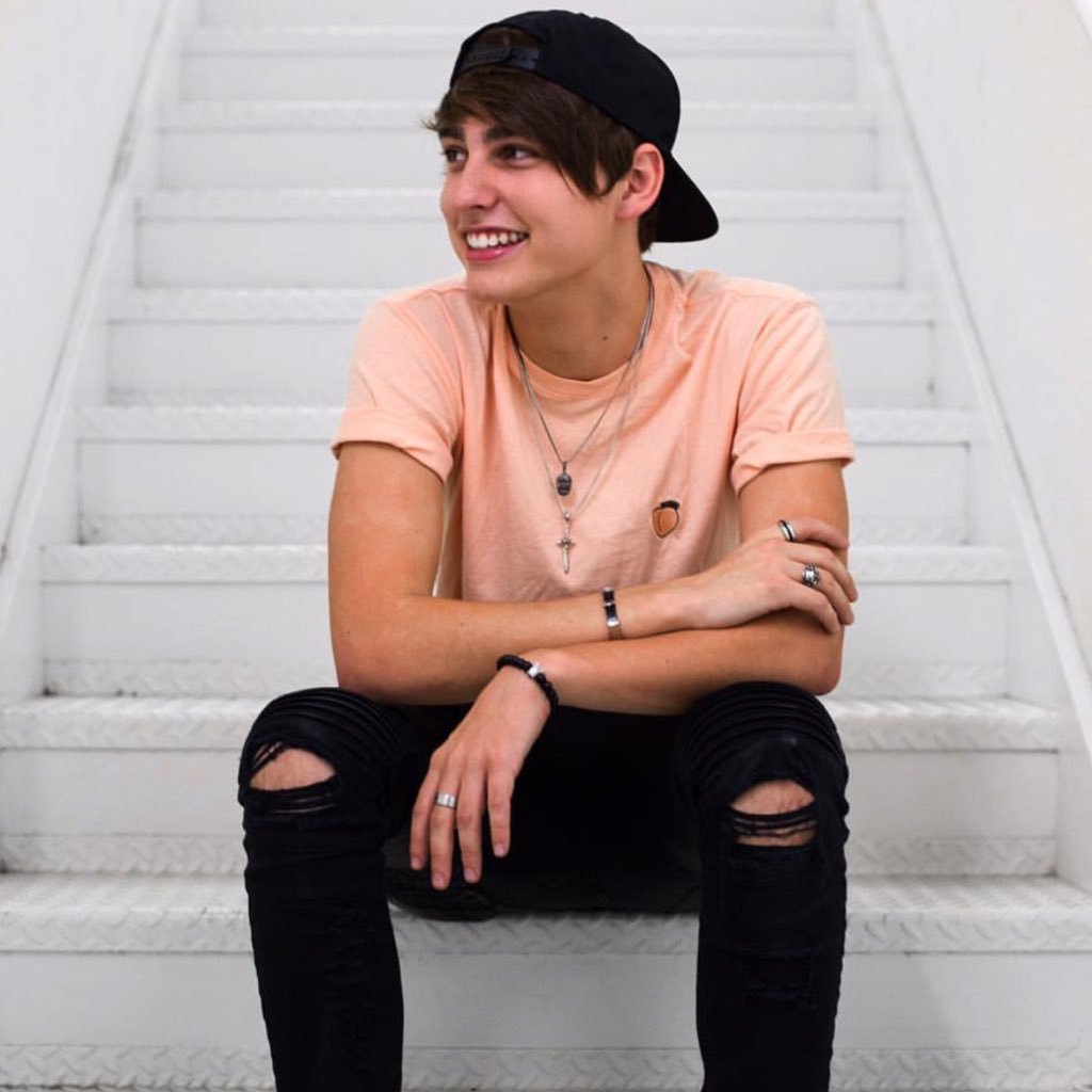 hugmecolby's profile picture. nope you aren't sam or colby