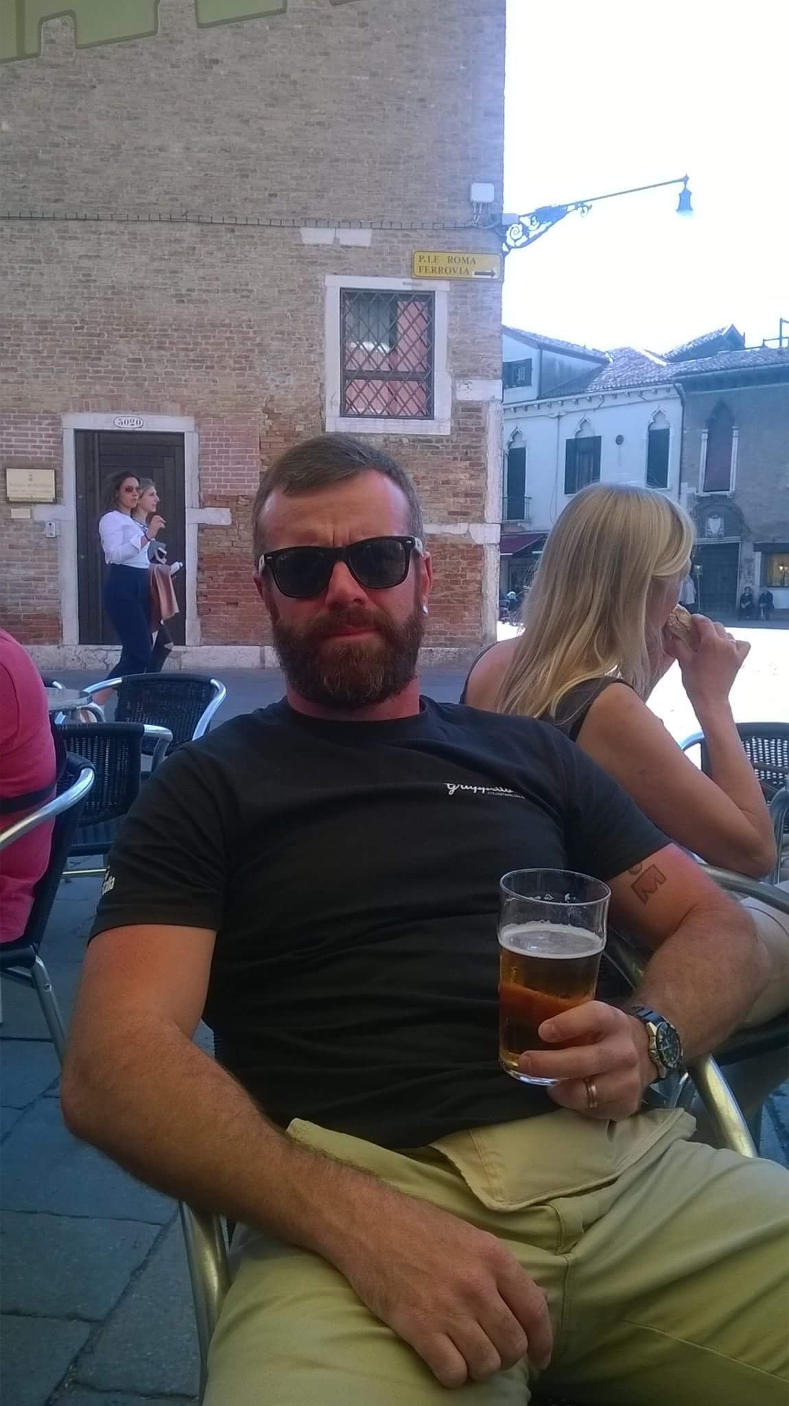 Life loving husband and father who enjoys beer, wine, cycling and triathlon .