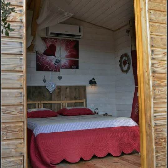 Cabane insolite  à Barjols dans le var. Ouvert toute l'année. Chauffée et climatisée, tout confort , cabane dans les arbres  
cabanedesamoureux@jimdo.com