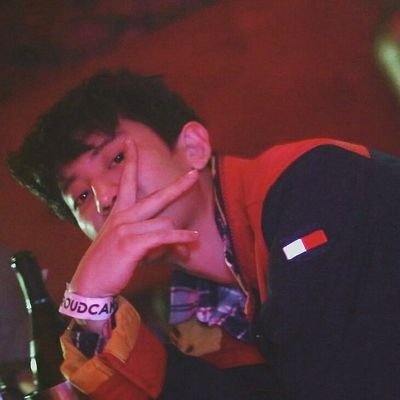 Hadapi Park Chanyeol dengan senyuman.