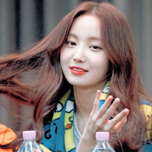 - ̗̀연우yeon woo — momoland's singer, dancer and rapper. 사랑에 빠진 소녀 ♡ 169cm of bright personality and natural sunshine. she is a box of surprises !!! aquarella's