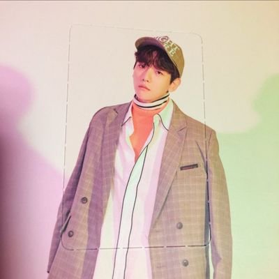 FromExoPlanetL's profile picture. you can't bring exo down, they're legends.