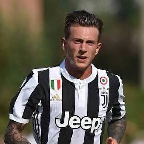 Actual jugador de la Juventus, mediocampista/Delantero,nacido en Italia ,#UniversoKenis