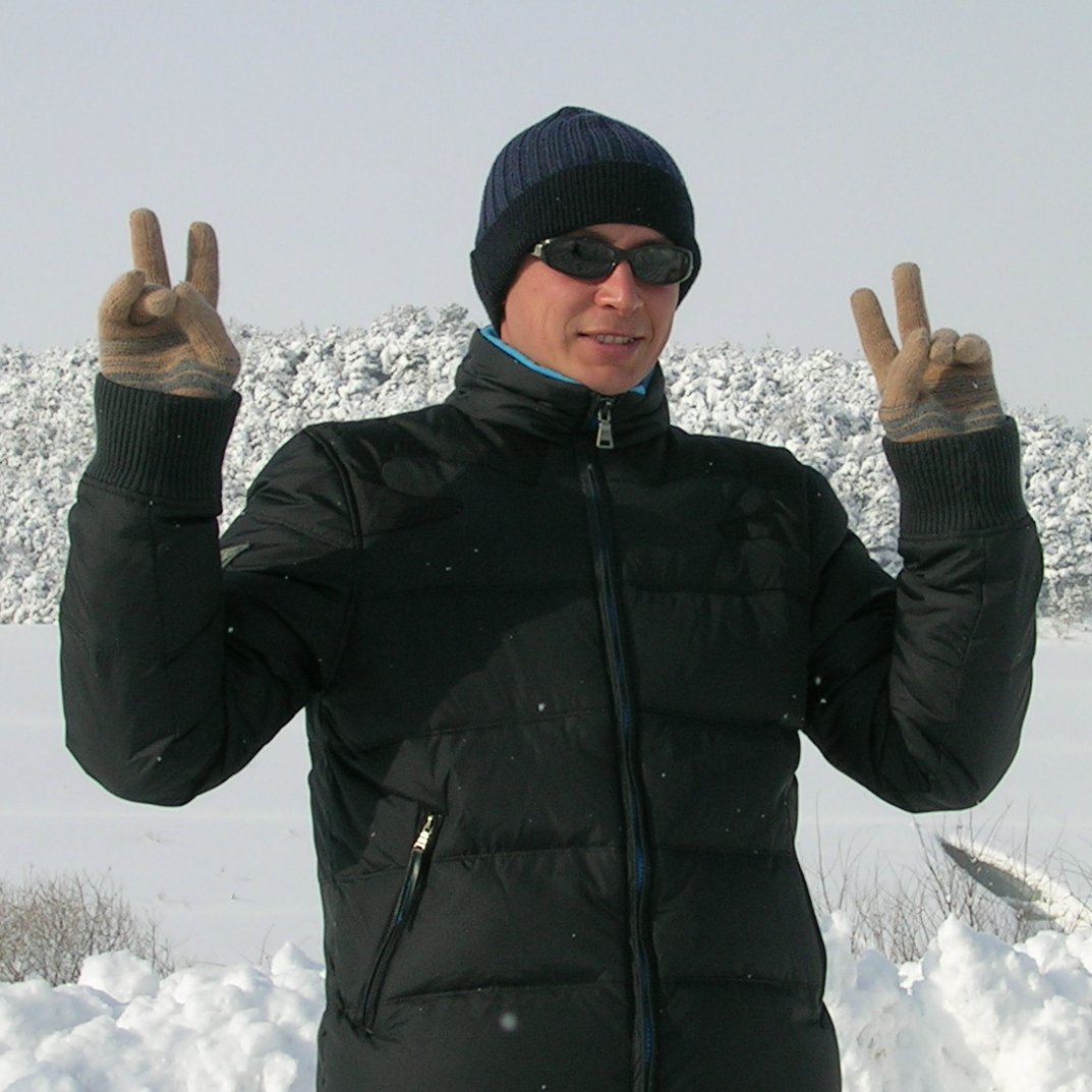 Красивый и умный.