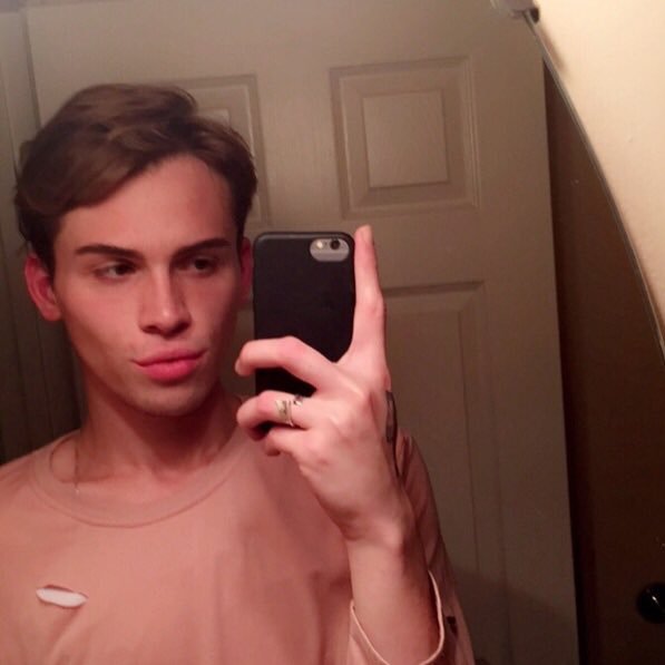 carlos_briceno_'s profile picture. yea I'm pretty but I'm loco| Capricorn| ig: carlos_briceno_