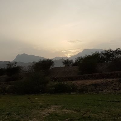‏لا ترضيني أنصاف الأشياء ولا المؤقت منها,أريد شيئًا كاملًا يليق بي,علاقة دائمة,حبّ حقيقي,أصدقاء لا يغيّرهم مرور الناس بيننا✨