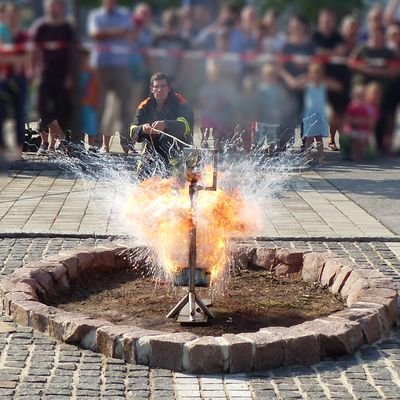 dofalschehase's profile picture. Ein Dreibein kippelt nur schwer - Familie, Freunde, Feuerwehr.