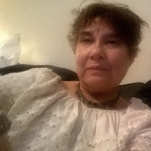 Profesora en Letras.Amo la literatura y la lingüística,construyen el pensamiento y la sensibilidad. Curiosa, versátil. A derrotar suposiciones!! No respondo DM