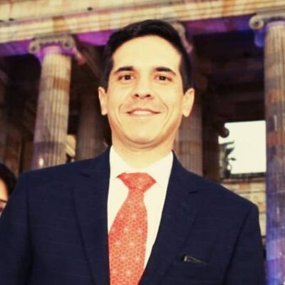 M.V.Z. Esp en Alta Gerencia y Candidato a Magister en Gobierno y Políticas Publicas; Agricultor Ganadero y Caballista Hincha del Papa Francisco y del Gran Barça