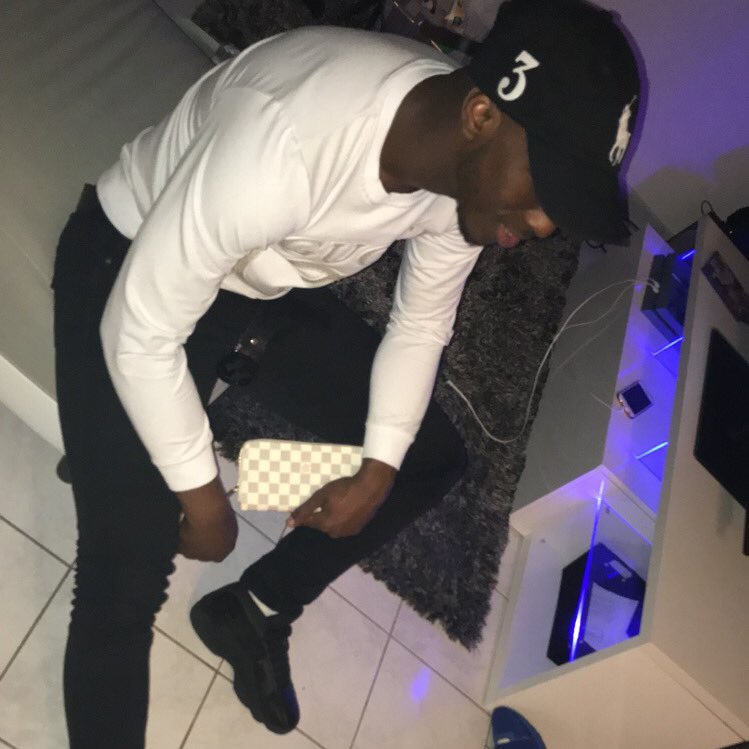 blvck_972's profile picture. on passe notre vie à tout prendre 💸 alors que au final on va tout rentre ☝🏾