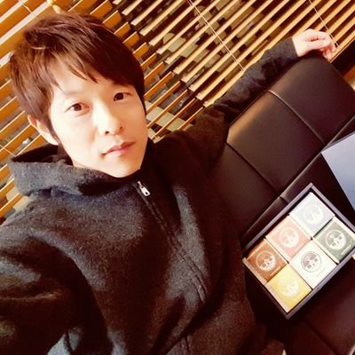 TwinsYmk's profile picture. 千葉県柏市の創業67年理容タカノ三代目、高野義則です(^-^)v　
町の床屋さん💈
犬と猫どっちも飼っていて毎日楽しく暮らしております
🐶😺市立柏高校野球部OB⚾
マンガ『あさひな理容物語』主人公。
愛車はCX-8
#黒板同盟#理容タカノ