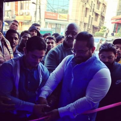 ek baar commitment kar de toh main khud ke bhi nahe suntaa