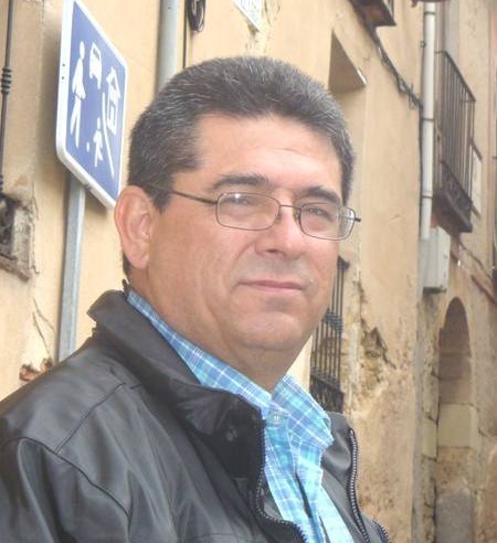Mexicano, Modelo 60, Consultor y Educador en areas humanas organizacionales y de seguridad, interesado en los viajes, la filosofía y el conocimiento