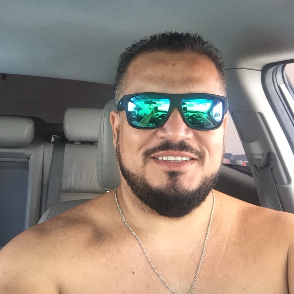 Casado, pai de duas lindas garotas, espírita, gerente comercial Flamenguista rocho
sócio da PKD Multimarcas