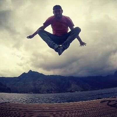 Rabpsody's profile picture. Soy hombre, es decir,
animal con palabras.
Y exijo, por lo tanto,
que me dejen usarlas.
— Jorge Debravo.