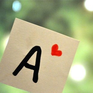 لآ تكسر قلباً يراك ٱجمل ما يملك ولا تَحزنّ ًًًًانسان اغلاك. بصدق ...!❤️