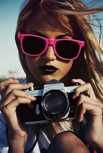 Creative fun girl who hearts design, crafts, DIY, flowers, photography, jewelry, music, writing, laughter, and all things beautifully simple.