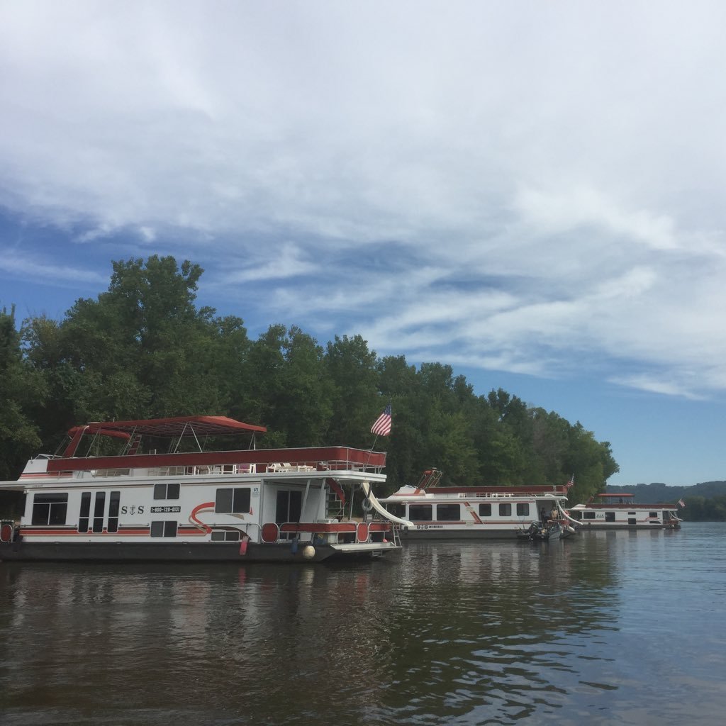 We offer luxury houseboat rentals on the Mississippi River. Whether you are looking for a family vacation or cooperate outing we can supply the fun.