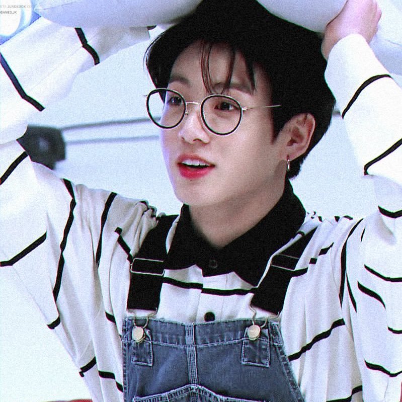 unfollow this acct please, follow @JUNGKOOKSLUTS instead. I LOVE YOU ALL FOLLOW @JUNGKOOKSLUTS