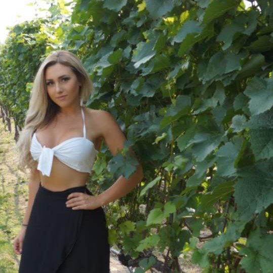 molsinspire's profile picture. 24 y/o holistic nutrition student 🤓 90lbs lost naturally -Food junkie @molseats 🥑