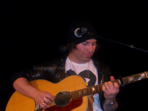 We support Dan Kanter. He's a super talented guitarist. Follow us :)! 

Started 05-26-10

I met Dan BUNCH of times haha :)!! He's so cool!!