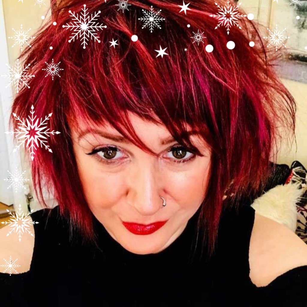David Bowie is my Hero ~ Rock Chick until the day I die ~ Hobbies include Falling Down The Rabbit Hole & Looking for Starmen waiting in the Sky ⭐️👩🏻🎤