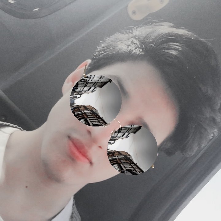 Soy un rapero, Me gusta la Poesia y los Libros, intento que la gente sonria y tenga Fe en un mejor mañana, pienso que el amor nos va a cambiar y a llevar lejos