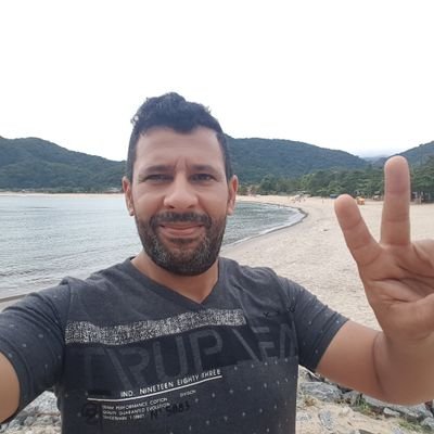 Enquanto você for o que o outros querem que você seja, você não será ninguém.