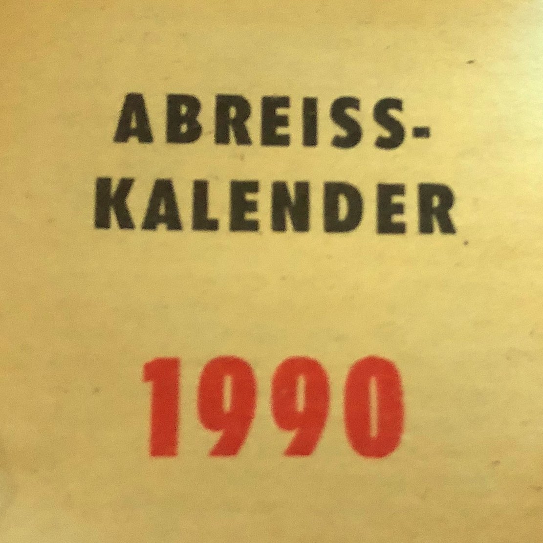 Dieser Abreisskalender zeigt, wie das Jahr 1990 in der DDR ausgesehen hätte, wäre die Wende 89 nicht dazwischen gekommen. Kontakt: @saumselig