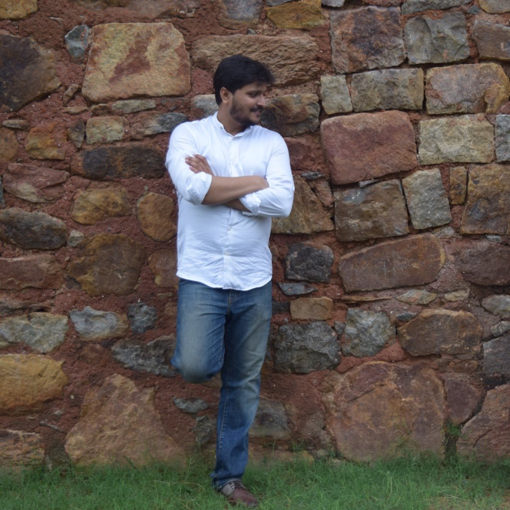 अपने परिवार के भरण-पोषण के लिए रोज़ काम पर जाने वाला.. देश की उन्नति के लिए ईमानदारी से कर देने वाला...   एक आम नागरिक...