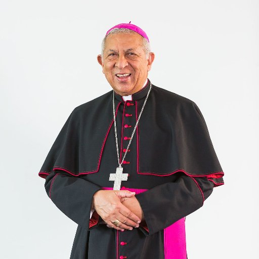 Arzobispo Emérito de Santiago de Los Caballeros. Disponible para preguntas sobre la Fe en todas sus dimensiones.
